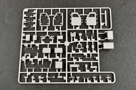 TRUMPETER 01049 M270/A1 Multiple Launch Rocket System 1/35